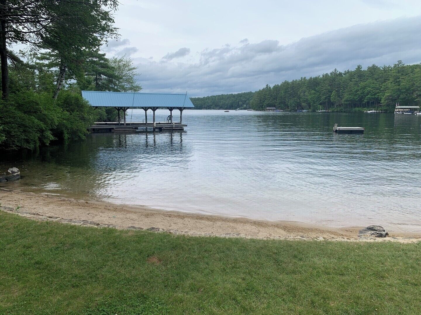 Une vue sur le lac, avec un quai et un espace de repos abrité.