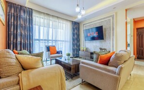 TV - 3-bedroom apartment in wonderful Nairobi with indoor pool and garden (Nairobi)