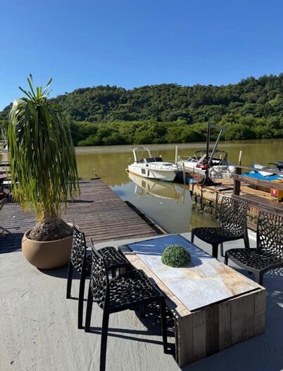 Beautiful and modern apartment, close to the beach, with marina and barbecue area.