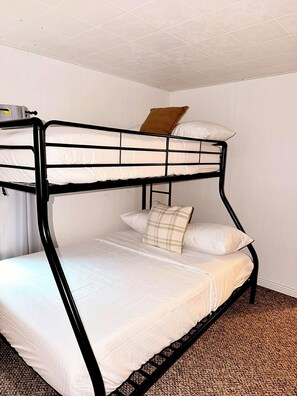 4 habitaciones, tabla de planchar con plancha, wifi y ropa de cama 