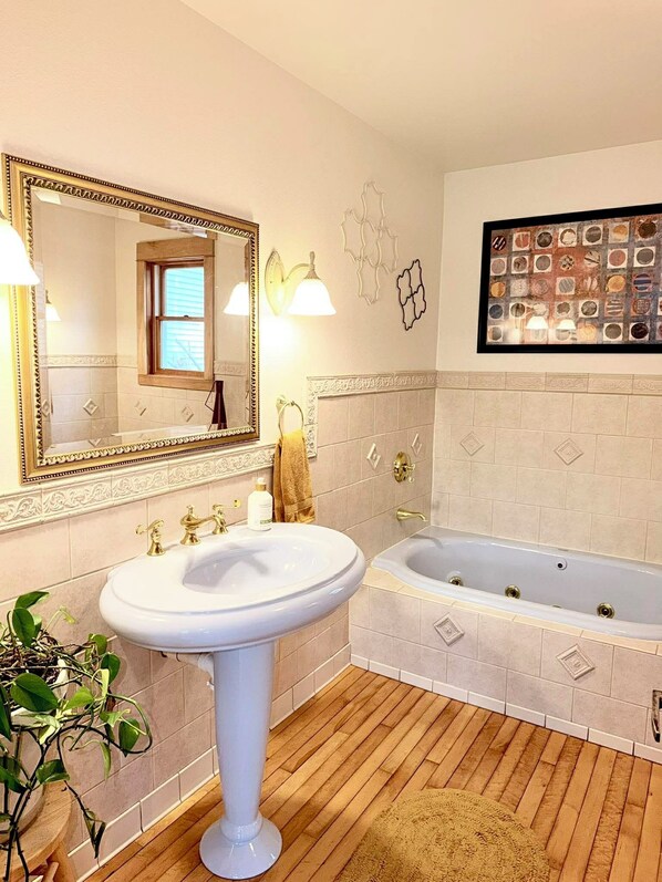 Bathroom - Cozy & Spacious 4BR Getaway Near Lake Michigan – Fireplace, AC & Outdoor Dining (Cleveland)