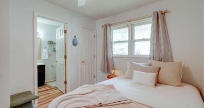 5 Mi to Elephant Rocks State Park! Quaint Condo