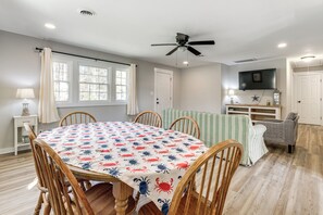 Interior - Peek-a-boo Water Views! Port Haywood Home w/ Yard (Port Haywood)