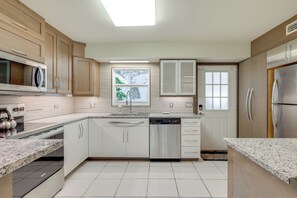 Apartment (2 Bedrooms) | Interior - Water View! Walkable Gem Near Bayshore Boulevard (Tampa)