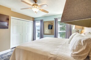 Apartment (2 Bedrooms) | Interior - Water View! Walkable Gem Near Bayshore Boulevard (Tampa)