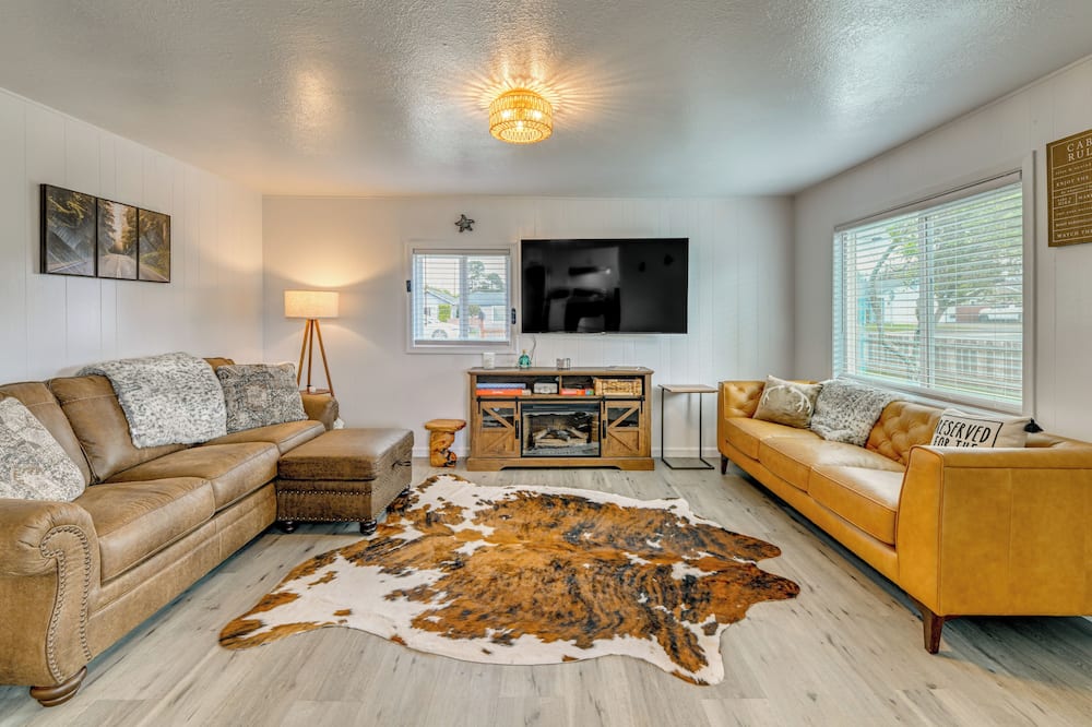 Near Ocean & Redwood National Park! Home w/ Yard - Bertsch-Oceanview, CA