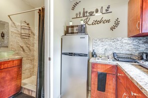 Eine moderne Küche mit Kühlschrank, Mikrowelle und Spüle.