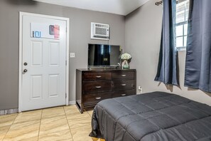 Interior - Private Patio & Yard: East Orlando Extended Stay (Orlando)