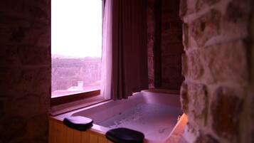Deluxe Double Room, Valley View | Bathroom | Slippers