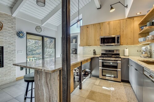 Walk to Main St & Slopes: Ketchum Condo w/ Hot Tub