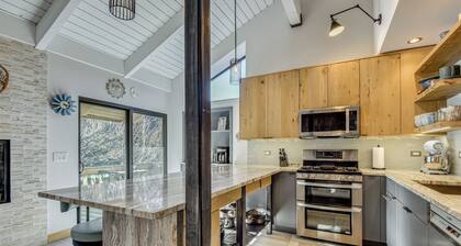 Walk to Main St & Slopes: Ketchum Condo w/ Hot Tub