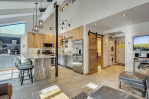 Apartment (2 Bedrooms) | Interior - Walk to Main St & Slopes: Ketchum Condo w/ Hot Tub (Ketchum)