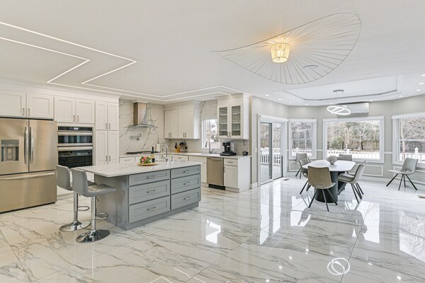 Game Room, Hot Tub! Family Getaway In Bayshore - Fire Island, NY