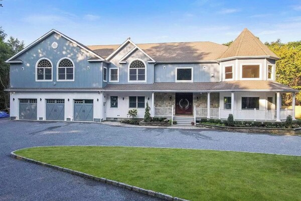Game Room, Hot Tub! Family Getaway In Bayshore - Long Island, NY