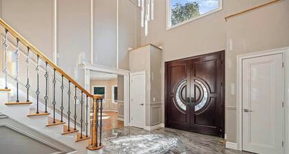 Game Room, Hot Tub! Family Getaway in Bayshore
