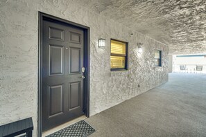 Apartment (1 Bedroom) | Interior - Pool Access! Oceanfront Daytona Beach Shores Gem (Daytona Beach Shores)