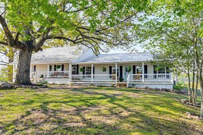Interior - Surrounding Pasture Views! Peaceful Escape in Iuka (Iuka)