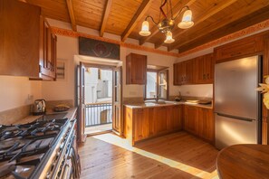 Private kitchen - Elegant town house 20 meters from sea, shops, restaurants in Agia Marina (Agia Marina)