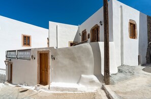 Exterior detail - Elegant town house 20 meters from sea, shops, restaurants in Agia Marina (Agia Marina)