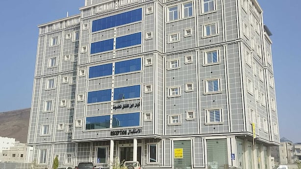 Un edificio de varios pisos con recepción en la planta baja.