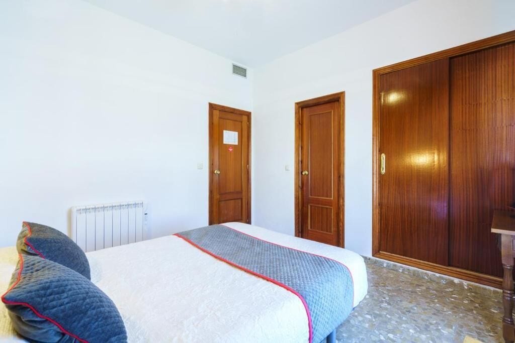 Escritorio, wifi gratis, accesible en silla de ruedas