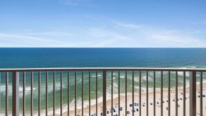 Ein Balkon mit Blick auf das Meer und den Strand.