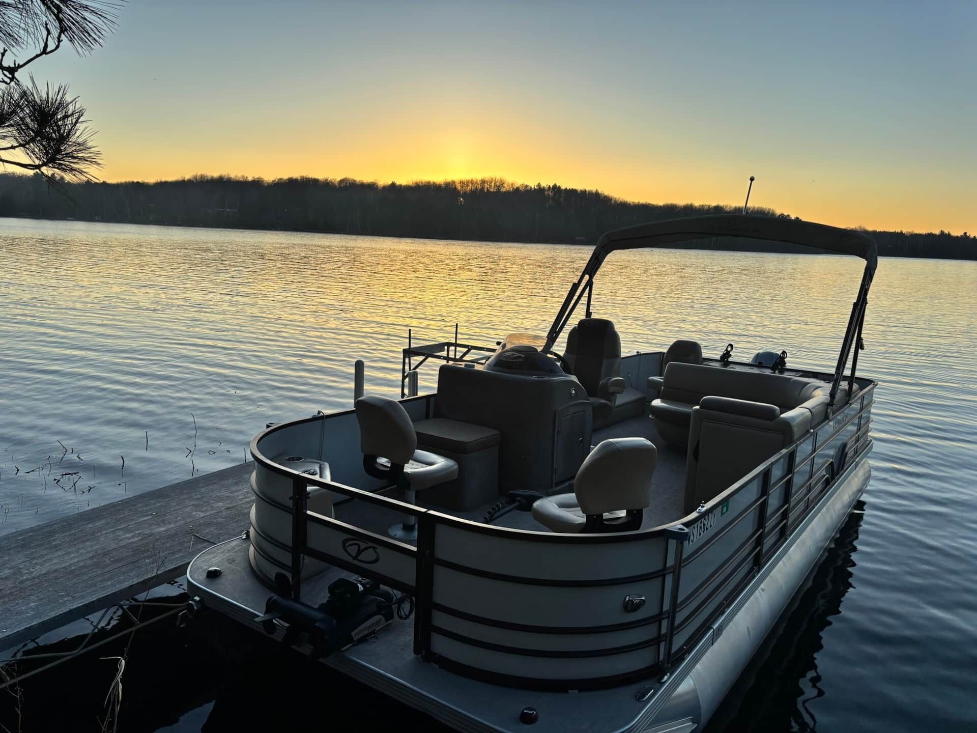 Un bateau était amarré à un quai, muni de sièges et d’un moteur.