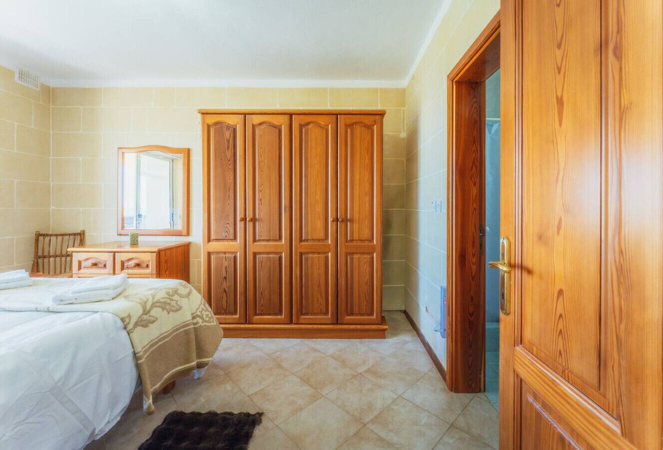 1 chambre, bureau, fer et planche à repasser, Wi-Fi