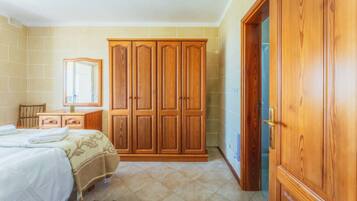 1 chambre, bureau, fer et planche à repasser, Wi-Fi