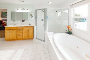 Shower, towels - 7BR Bayfront|Pool, Hot Tub|EV|3 Kings|Sleeps 19 (Virginia Beach)