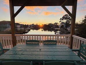 Outdoor dining - NEW 7BR Bayfront| Pool, Hot Tub| 3 Kings|Sleeps 19 (Virginia Beach)