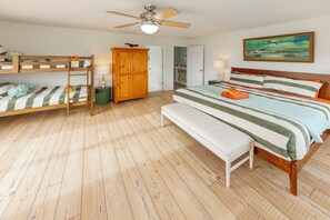 Room - NEW 7BR Bayfront| Pool, Hot Tub| 3 Kings|Sleeps 19 (Virginia Beach)