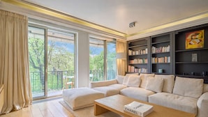 Una sala de estar moderna con un sofá modular, una mesa de centro y una estantería.