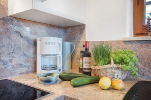 Fridge, oven, stovetop, dishwasher - Apartment "Krokus" with Mountain View, Balcony and Wi-Fi (Weiler-Simmerberg)
