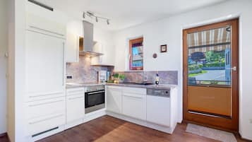 Wasserkocher mit Kaffee-/Teezubehör, Kühlschrank, Ofen, Herdplatte
