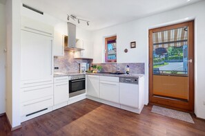 Fridge, oven, stovetop, dishwasher - Apartment "Krokus" with Mountain View, Balcony and Wi-Fi (Weiler-Simmerberg)
