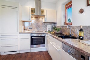 Fridge, oven, stovetop, dishwasher - Apartment "Krokus" with Mountain View, Balcony and Wi-Fi (Weiler-Simmerberg)