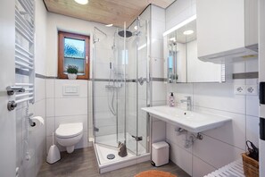 Shower, hair dryer, towels - Apartment "Krokus" with Mountain View, Balcony and Wi-Fi (Weiler-Simmerberg)