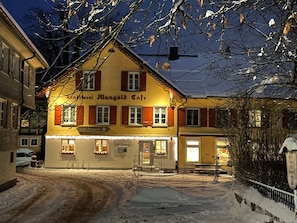 A building with a sign reading 'Rangold Cafe' and a visible entrance. - Apartment "Krokus" with Mountain View, Balcony, and Wi-Fi (Weiler-Simmerberg)