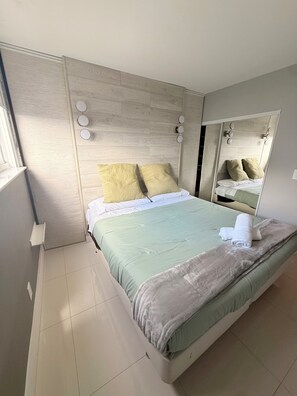 Room - Sunny Isles Beach Condo - Pool View, Free Parking & Modern Kitchen- 2BR (Sunny Isles Beach)