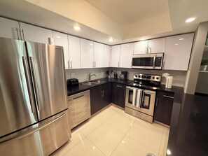 Private kitchen - Sunny Isles Beach Condo - Pool View, Free Parking & Modern Kitchen- 2BR (Sunny Isles Beach)