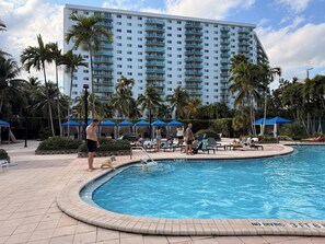 Pool - Sunny Isles Beach Condo - Pool View, Free Parking & Modern Kitchen- 2BR (Sunny Isles Beach)