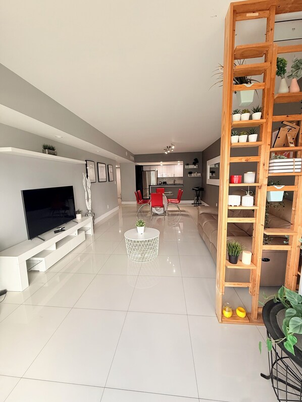 Living area - Sunny Isles Beach Condo - Pool View, Free Parking & Modern Kitchen- 2BR (Sunny Isles Beach)