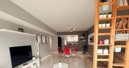 Sunny Isles Beach Condo - Pool View, Free Parking & Modern Kitchen- 2BR