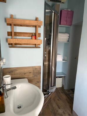 Doccia, asciugacapelli, bidet, asciugamani