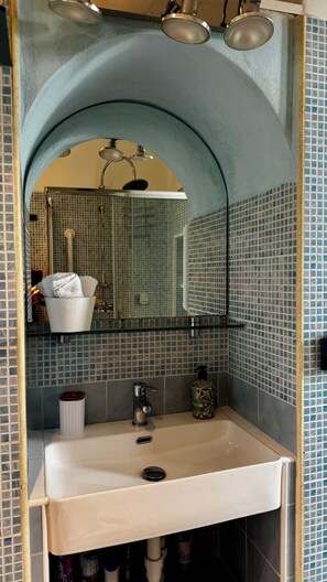 Bathroom - Charming Apartment with Wood Fireplace, Garden & Mountain View near Oropa (Biella)