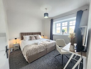 A bedroom with a bed, bedside tables, a chair, a window, and a lamp. - Birmingham Contractor Stay, 5 Bed, Private Parking, Near M6, Groups (Birmingham)