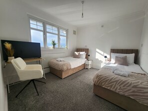 5 bedrooms, desk, iron/ironing board, free WiFi - Birmingham Contractor Stay, 5 Bed, Private Parking, Near M6, Groups (Birmingham)