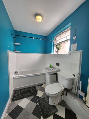 Sèche-cheveux, serviettes fournies, savon, papier toilette