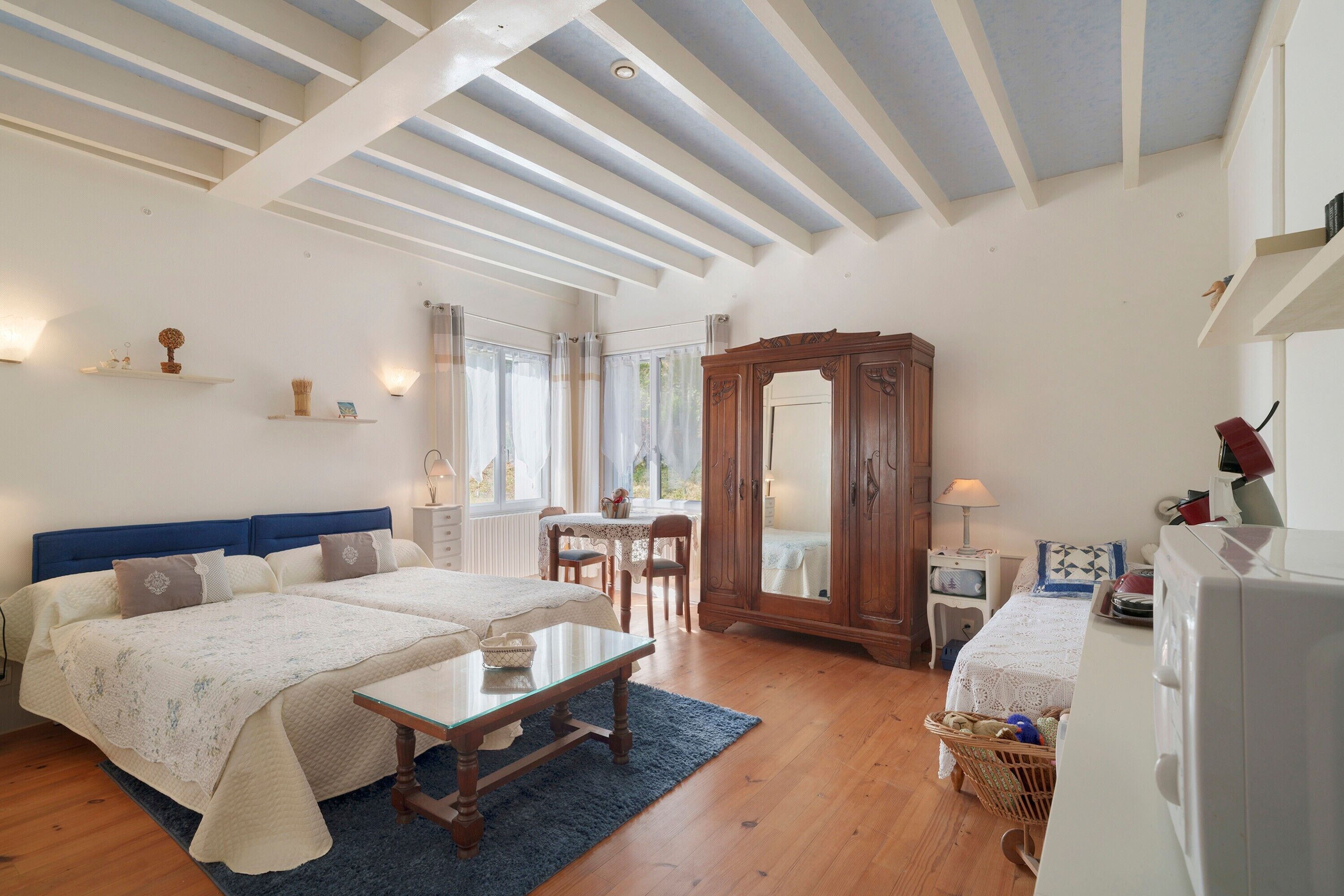 1 dormitorio, tabla de planchar con plancha, wifi y ropa de cama